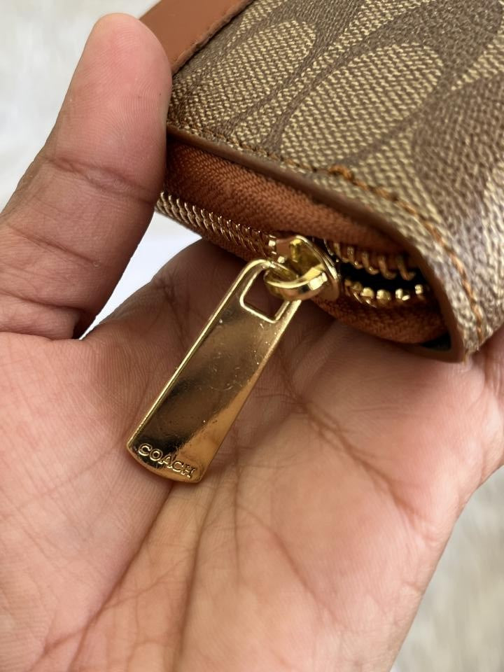 Coach_136_Long_Zippy_Wallet_With_OriginalBox_DustCover