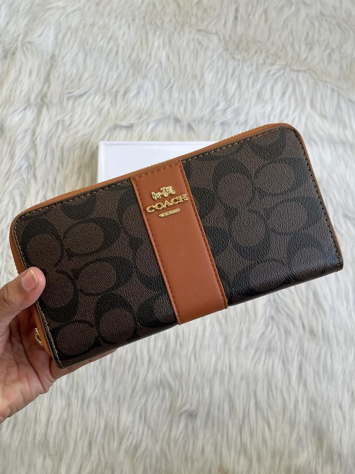 Coach_135_Long_Zippy_Wallet_With_OriginalBox_DustCover