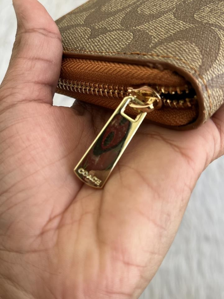 Coach_135_Long_Zippy_Wallet_With_OriginalBox_DustCover