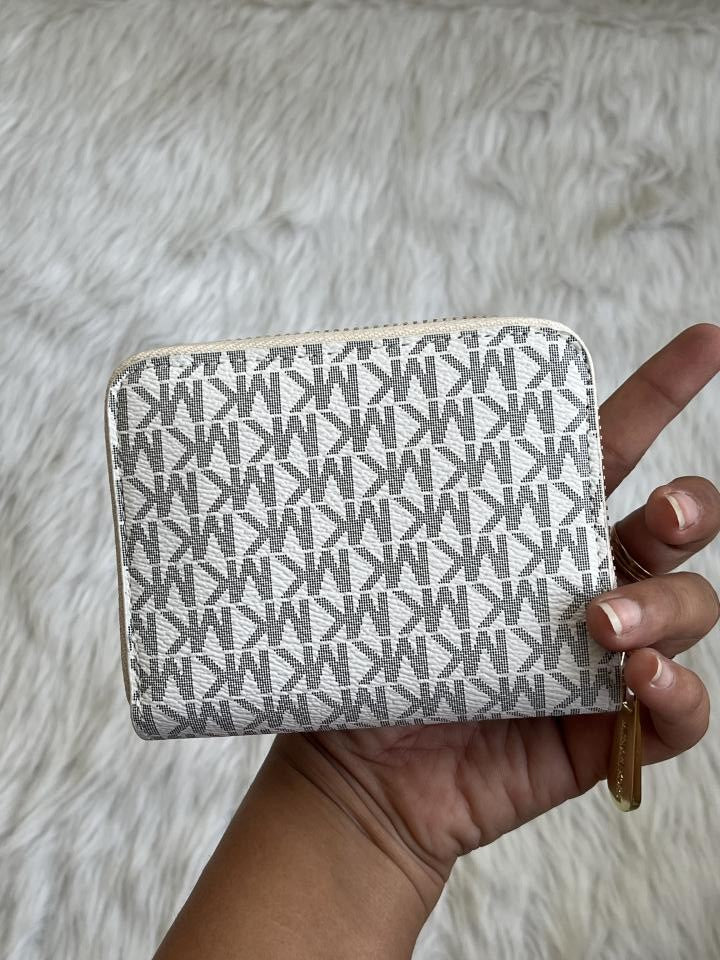 Michael_Kors_138-100_White_Mini_Zippy_WithBox