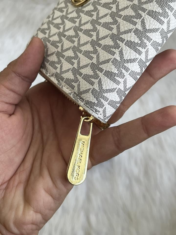 Michael_Kors_138-100_White_Mini_Zippy_WithBox