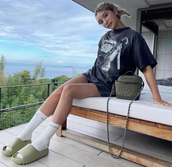 Adidass Yeezy Resin Slides For Women With Original Box