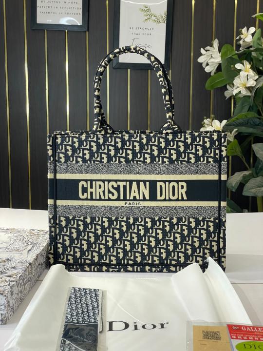 D-Inspired Book Tote Oblique black Embroidery With Box & Dust Bag & Scarf