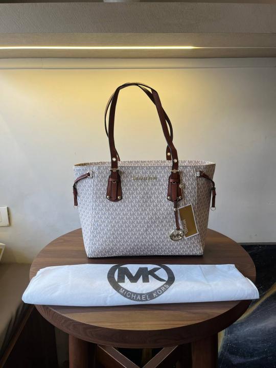 Michae.l kors mk voyager totebag with dustbag tags