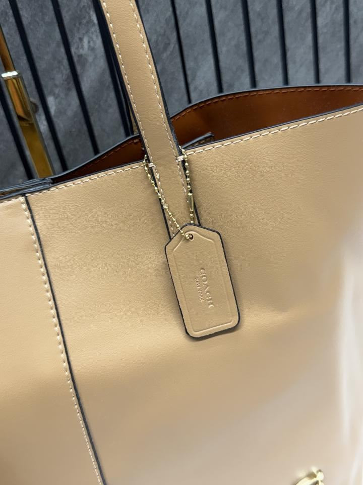 Coacchh Beige North Tote With DustCover & Pouch