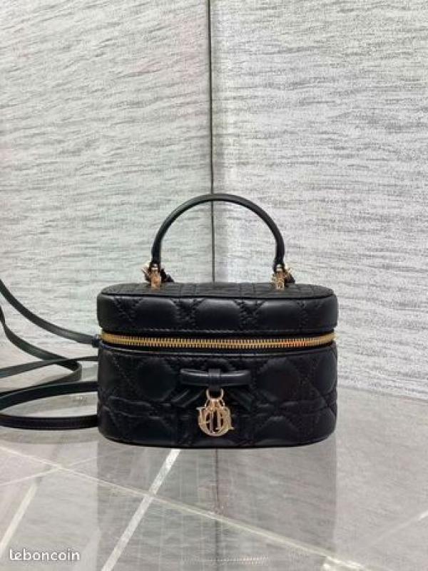 Diior_Mini Vanity case crafted from Black lambskin with distinctive Cannage stitching and featuring a signature . charm Bag with box premium quality