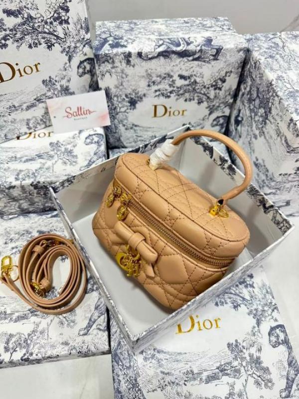 Diior_Mini Vanity case crafted from khaki lambskin with distinctive Cannage stitching and featuring a signature . charm Bag with box premium quality