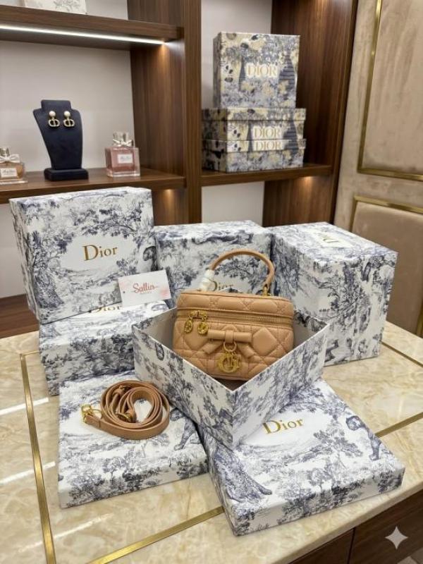 Diior_Mini Vanity case crafted from khaki lambskin with distinctive Cannage stitching and featuring a signature . charm Bag with box premium quality
