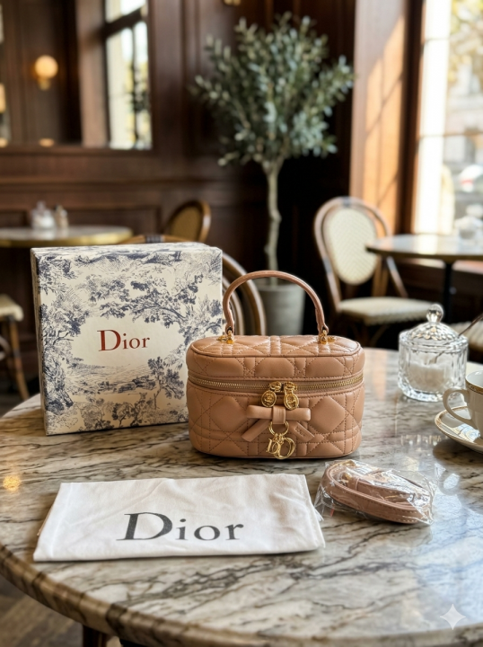 Diior_Mini Vanity case crafted from khaki lambskin with distinctive Cannage stitching and featuring a signature . charm Bag with box premium quality